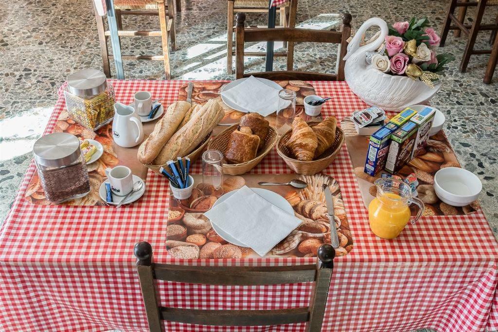 Hotel Du Cygne De La Croix Blanche Lailly-en-Val エクステリア 写真